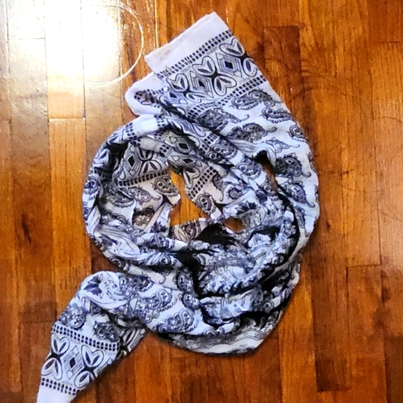 ⭐️ Scarf Bundle Forest Green with Sparkles and White  Paisley Design - Picture 2 of 3